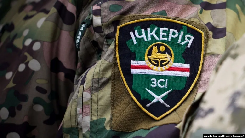 Росфинмониторинг добавил «Чеченскую Республику Ичкерию» и её зарубежные структуры в перечень террористических и экстремистских организаций после решения суда в Грозном, а её нынешний лидер Ахмед Закаев уже давно находится в политическом убежище в Великобритании и обвиняется в России в создании террористического сообщества.