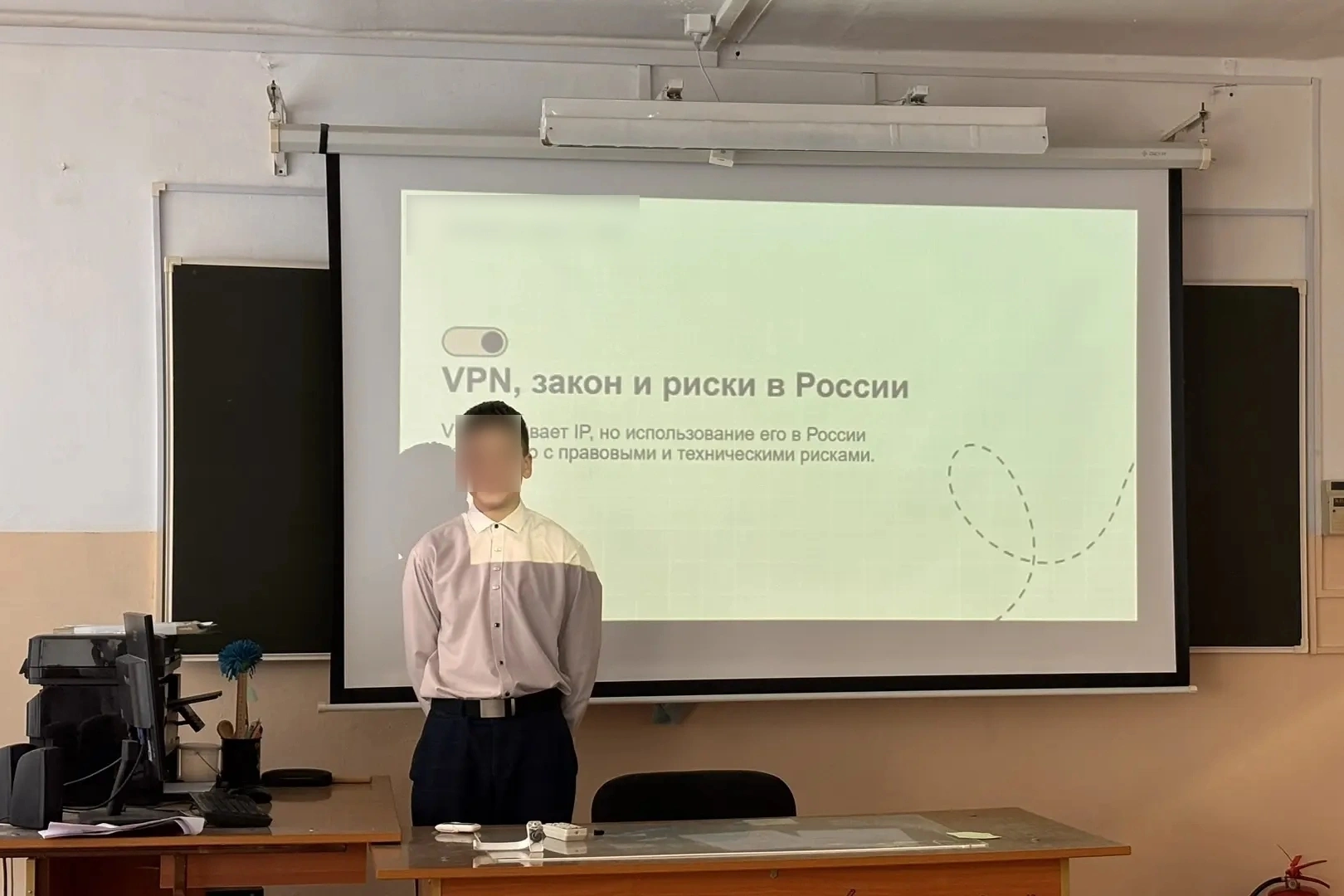 В учебных заведениях разных регионов России школьникам и родителям проводят занятия по цифровой безопасности, на которых VPN представляют как риск для утечки персональных данных и как отягчающее обстоятельство при совершении преступлений.