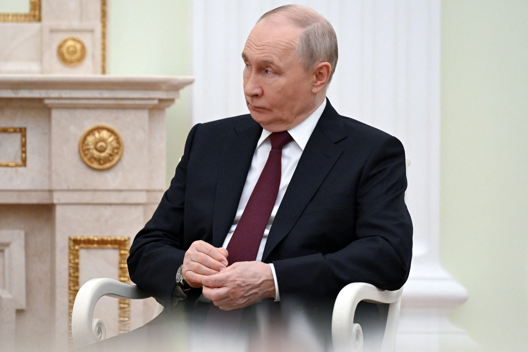 Мониторинг показал сотни однотипных комментариев от провластных аккаунтов во «ВКонтакте», которые называют снижение рейтинга Владимира Путина «сезонной динамикой», сравнивают его с западными лидерами и ставят под сомнение данные социологов на фоне тревог власти из‑за непопулярных ограничений интернета.