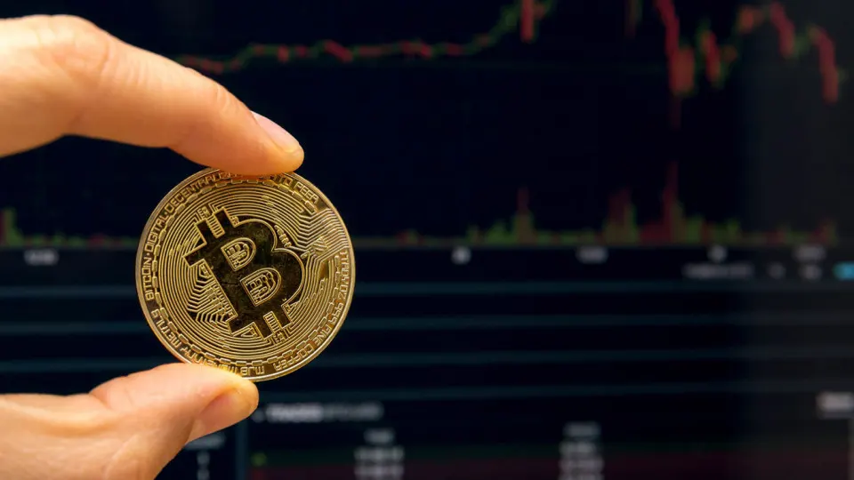 Законопроект вводит НДФЛ с любых доходов от криптоопераций, закрепляет роль налоговых агентов для брокеров и депозитариев, освобождает ряд криптоорганизаций от НДС и предлагается на фоне значительного дефицита бюджета.