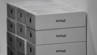 У российских продавцов накопились большие запасы флагманских смартфонов Apple и Samsung. На фоне снижения спроса и ослабления покупательной способности ритейлеры вынуждены резко снижать цены и распродавать технику со значительными скидками.
