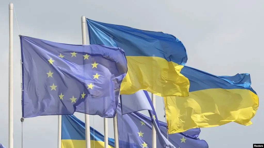 Евросоюз единогласно согласовал выделение Украине кредита на 90 млрд евро и 20-й пакет санкций против России; первый транш Киев ожидает к началу лета, средства направят на армию, производство вооружений и поддержку граждан.