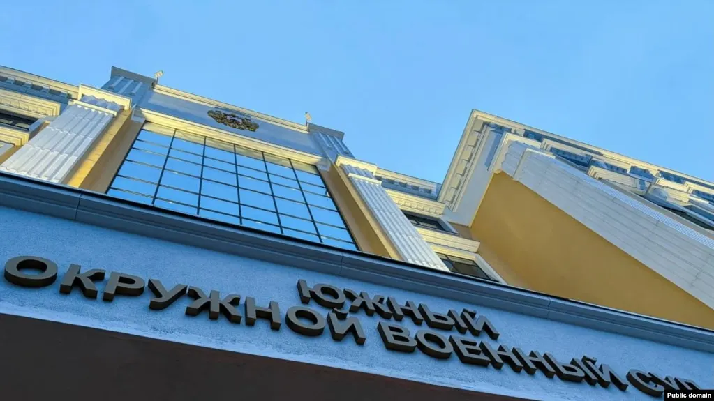 Южный окружной военный суд назначил трём жителям Ростова-на-Дону сроки от восьми до десяти лет лишения свободы по делу о подготовке поджога военкоматов, квалифицированному как террористическое преступление, на фоне общего ужесточения законодательства о диверсиях и терактах в России.