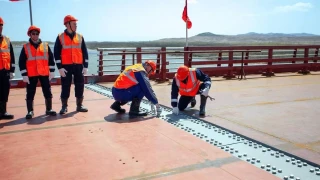 На границе России и Северной Кореи завершена стыковка пролетов нового автомобильного моста через реку Туманную. Его запуск должен упростить логистику между странами, увеличить торговлю и придать импульс развитию приграничных территорий.