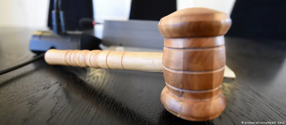 Советский районный суд Воронежа приговорил 24‑летнего мужчину к году исправительных работ за фотографию, на которой следствие усмотрело символику так называемого «Международного движения сатанизма». Дело базируется на рапорте сотрудника Центра по противодействию экстремизму.