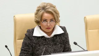 Спикер Совета Федерации Валентина Матвиенко назвала «обезлюживание территорий» стратегической угрозой и предложила рецепт спасения от вымирания: россиянам, по её словам, нужно переезжать из мегаполисов в просторные дома по всей стране, заводить большие семьи и массово сажать цветы во дворах — на фоне исторического падения рождаемости и роста естественной убыли населения.