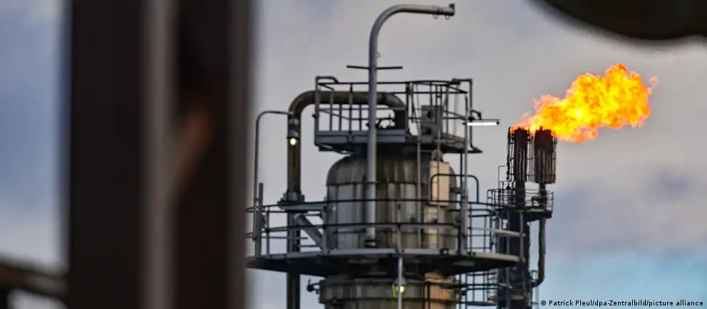 С мая 2026 года Россия планирует остановить транзит казахстанской нефти по трубопроводу «Дружба». Это затронет поставки на крупнейший НПЗ в Шведте, может увеличить расходы завода и привести к росту цен и волатильности на топливном рынке Германии.