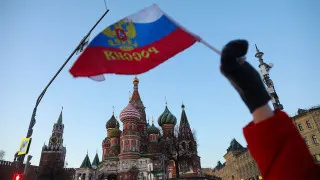 Просроченная дебиторская задолженность компаний в России достигла 8,2 трлн рублей, что эквивалентно почти 4% ВВП. Рост налоговой нагрузки и сокращение бюджетных расходов усилили кризис неплатежей, сильнее всего ударив по обрабатывающей промышленности и торговле.