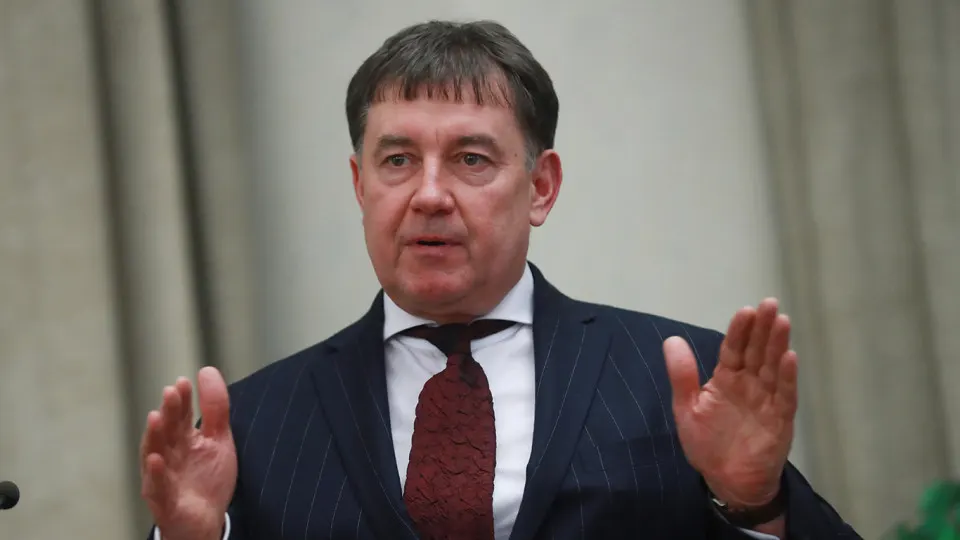 Московский городской суд оставил в силе решение о национализации более 100 объектов недвижимости и сети отелей Marton, связанных с бывшим председателем Совета судей России Виктором Момотовым. Генпрокуратура заявляет о его связях с криминальными авторитетами, уклонении от налогов и использовании судебной власти для защиты коррупционных активов.