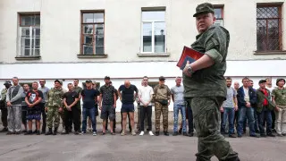 Минобороны подготовило поправки, позволяющие проверять военнослужащих на употребление алкоголя непосредственно в части с помощью экспресс-тестов, без обязательной доставки в медучреждение. В условиях боевых действий это должно ускорить отстранение нетрезвых военных от выполнения задач и работы с оружием.