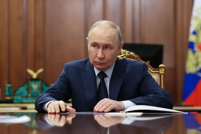 Владимир Путин связал недавние сбои и замедление интернета в России с мерами по предотвращению терактов и поручил обеспечить стабильную работу жизненно важных онлайн-сервисов, включая госуслуги и платежные системы.