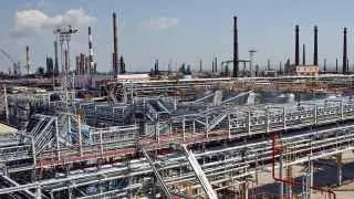Серия атак беспилотников привела к остановке переработки нефти на Новокуйбышевском, Туапсинском, Саратовском, Киришском и Нижегородском НПЗ, что затронуло значимые мощности по выпуску бензина и дизельного топлива.