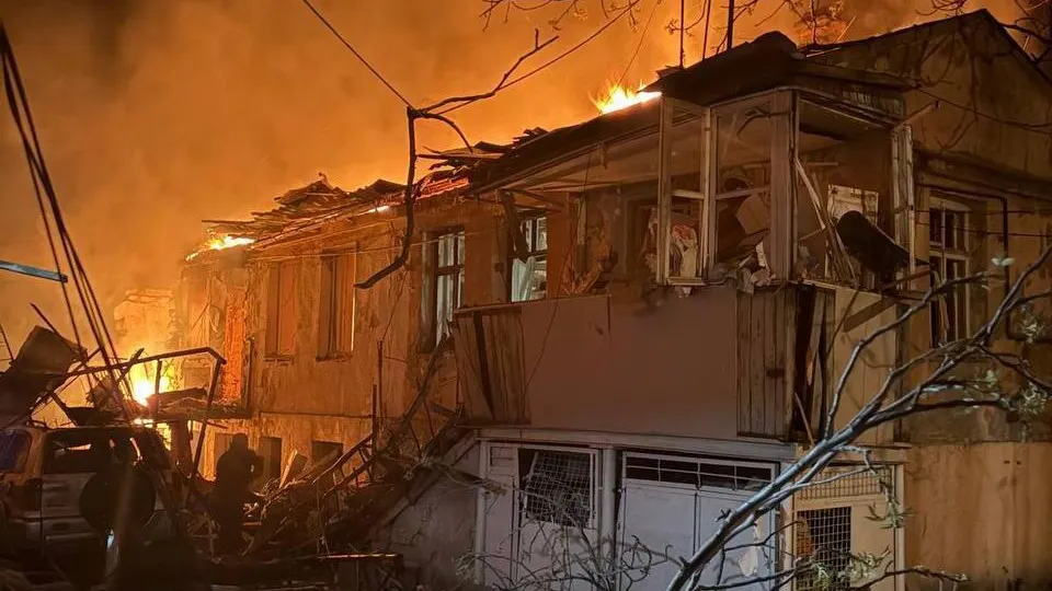 Российские беспилотники в ночь на 24 апреля атаковали Одессу: повреждены два жилых дома, погибли двое человек, 15 ранены. Налеты по городам Украины участились, ранее удары пришлись по Днепру, Сумам, а также по Киеву и Харькову.
