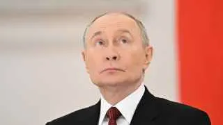 Президент Владимир Путин сравнил нынешнюю ситуацию с Великой Отечественной войной, заявив, что вся страна должна работать на фронт, пообещал доведение до конца целей СВО и продолжение создания «зоны безопасности» на границе с Украиной. На фоне тупика мирных переговоров источники сообщают о подготовке затяжной войны, новом наступлении и возможной новой волне частичной мобилизации.