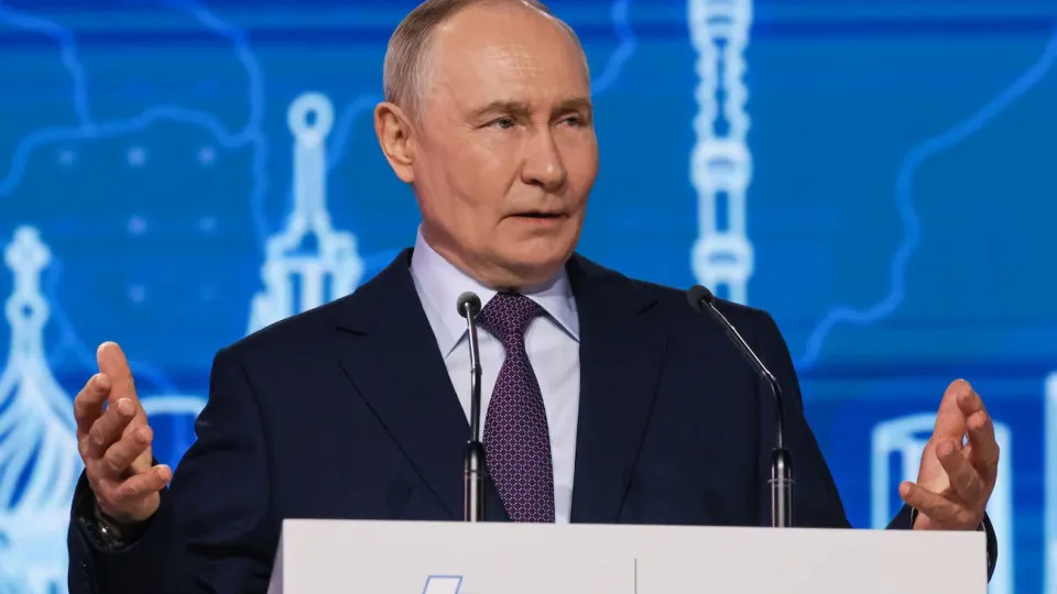 На фоне рекордного снижения поддержки власти руководители призывают не зацикливаться на запретах и одновременно обязали обеспечить доступ к жизненно важным онлайн‑сервисам.