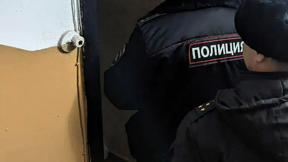 Двое молодых людей, один из них — несовершеннолетний, задержаны по подозрению в размещении на дверях сотрудников Роскомнадзора молотков со следами коричневой жидкости. По факту возбуждено уголовное дело о хулиганстве. Инцидент произошёл на фоне масштабной блокировки мессенджера и резкого роста скачиваний VPN в России.