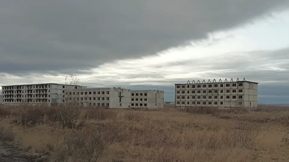 Несмотря на многолетние призывы властей к многодетности и ограничения абортов, рождаемость в России в 2026 году вновь снизилась и обновила минимумы за более чем 200 лет, тогда как официальная демографическая статистика остается засекреченной.