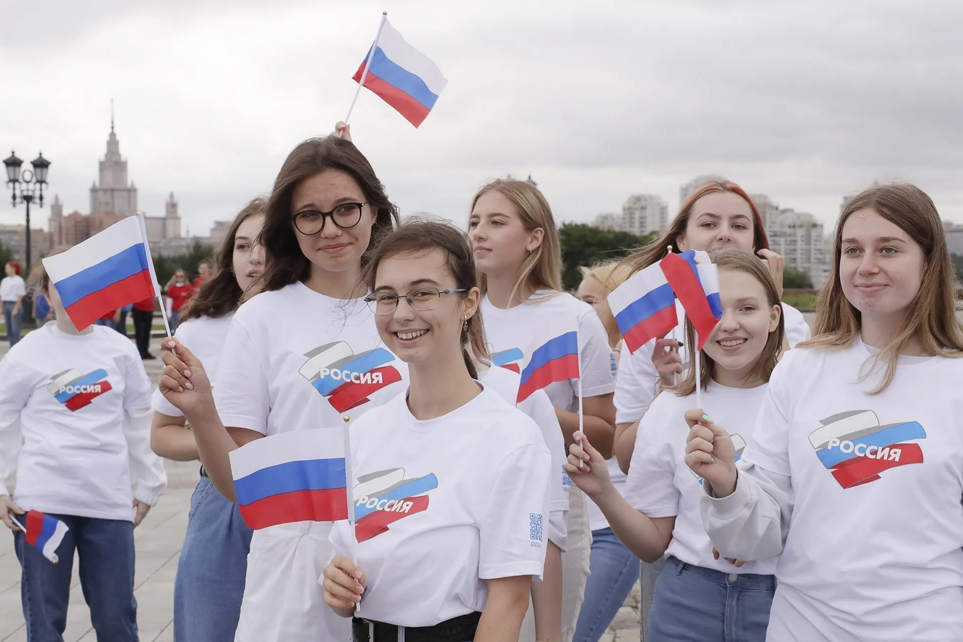 На 2025–2030 годы один федеральный проект по работе с молодёжью получил плановый бюджет 421,3 млрд рублей. Эксперты предупреждают, что используемые методики подсчёта охвата и «патриотической» активности искажают реальную картину воздействия программ.