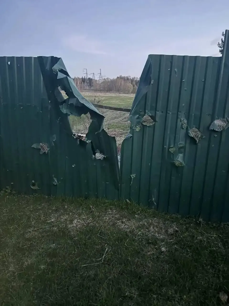В результате ночных атак беспилотников в Московской и Ленинградской областях один человек погиб, десятки дронов были сбиты. В Приморске тушили пожар в порту, в Петербурге отмечали перебои с мобильным интернетом и ограничения в Пулково.