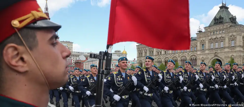 В ряде городов парады на 9 мая пройдут в усечённом формате или отменены: в Москве и других городах не будет военной техники, а в некоторых регионах отменён праздничный салют. Власти ссылаются на угрозы и "оперативную обстановку", эксперты видят причины в рисках ударов и в расходовании техники на фронте, политологи оценивают возможные политические последствия.