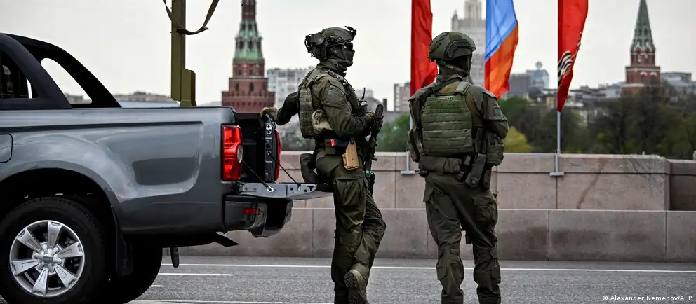 Власти отозвали приглашения, выданные зарубежным корреспондентам; парад пройдёт в усечённом формате без военной техники, а в ряде регионов отменили массовые мероприятия.