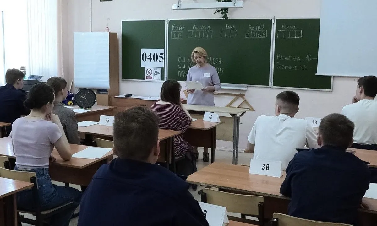 Рособрнадзор в обновлённых методических рекомендациях запретил организаторам и охране прикасаться к участникам ЕГЭ и их вещам; при срабатывании металлоискателя можно только вежливо попросить добровольно показать или сдать предмет.