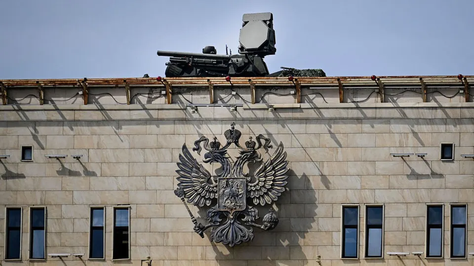 Для защиты парада в столицу переброшены крупные силы противовоздушной обороны, что ослабило прикрытие других регионов. Эксперты и командование украинских беспилотников указывают, что удары вероятнее по периферийным военным объектам и энергетической инфраструктуре.