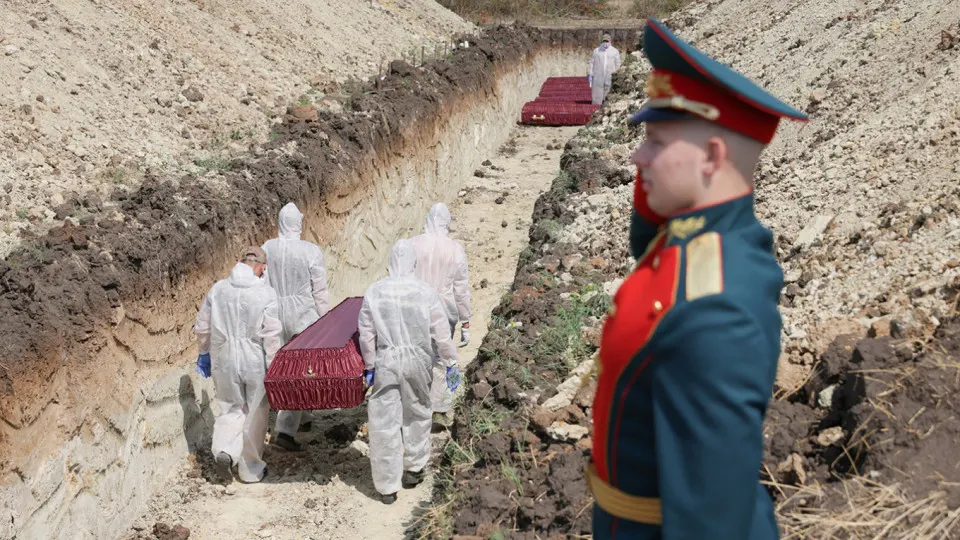 Анализ поимённых списков, реестра наследственных дел и судебной статистики даёт документально обоснованную нижнюю границу в 352 тысячи погибших российских военнослужащих с начала полномасштабного вторжения до конца 2025 года. В расчёт включены как зарегистрированные через ЗАГС, так и признанные судами.