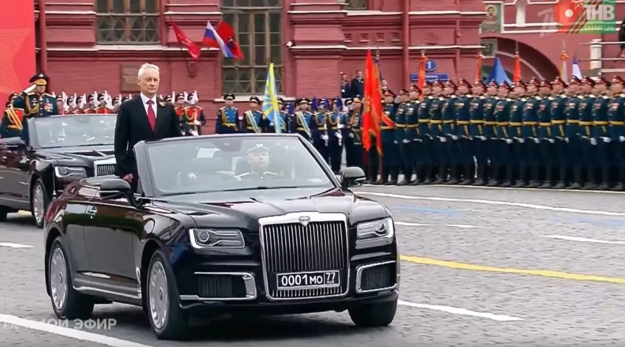 На смотре войск показали кабриолет Aurus: этот экземпляр собран в Москве, а другие модели выпускают в Елабуге.