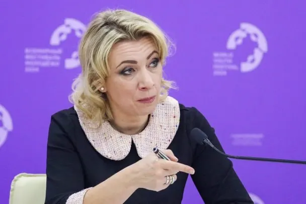 Официальный представитель МИД РФ заявила, что сотрудники Госдепартамента уведомляют российских дипломатов о том, что их дети, родившиеся в США, автоматически получают американское гражданство по праву почвы. По её словам, семьи об этом не просили и узнали постфактум; практика, по её мнению, началась в 2023 году.