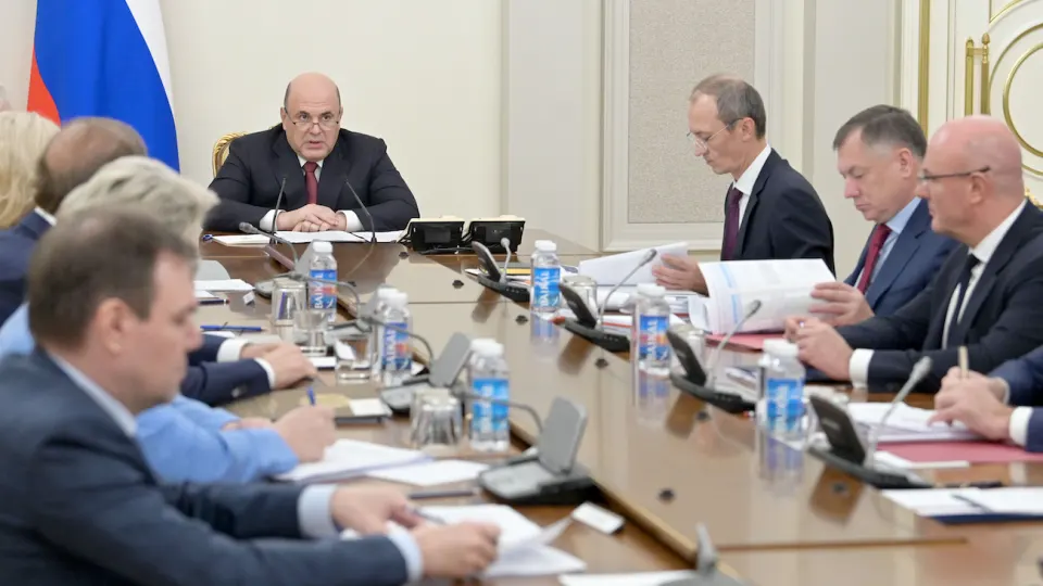Кабмин обязует крупнейшие нефтяные компании согласовывать с Минэнерго объемы производства, отгрузки и экспорта топлива, чтобы стабилизировать внутренний рынок на фоне серии атак на нефтяные объекты и сильного падения переработки нефти.