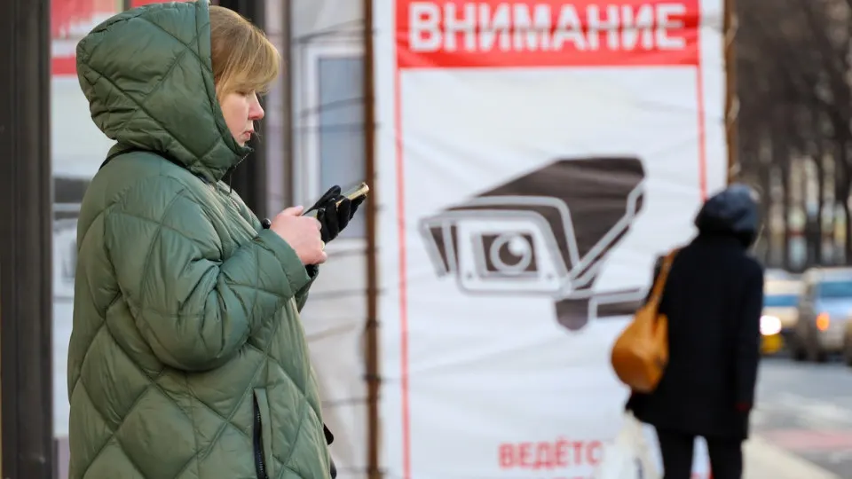 Пользователи заметили, что в мессенджере Мах сообщения с ссылками на ключи для VPN удаляются автоматически; при повторной отправке происходит выход из учётной записи. Параллельно вводятся ограничения для входа с VPN в ряде госсервисов.
