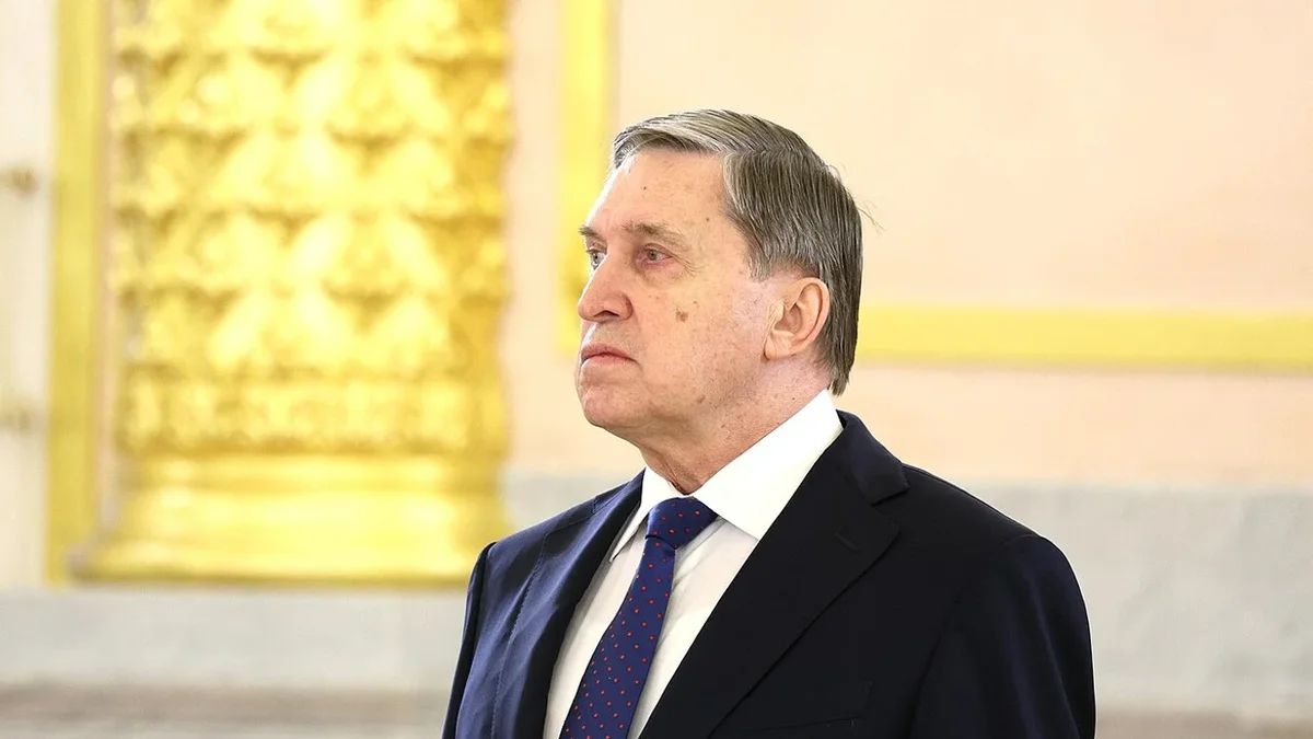 Помощник российского руководителя заявил, что конфликт будет продолжаться до вывода украинских войск из Донбасса. Он отметил активные телефонные контакты с США, а президент готов на встречу с лидером Украины лишь после окончательных договорённостей о мирном договоре.