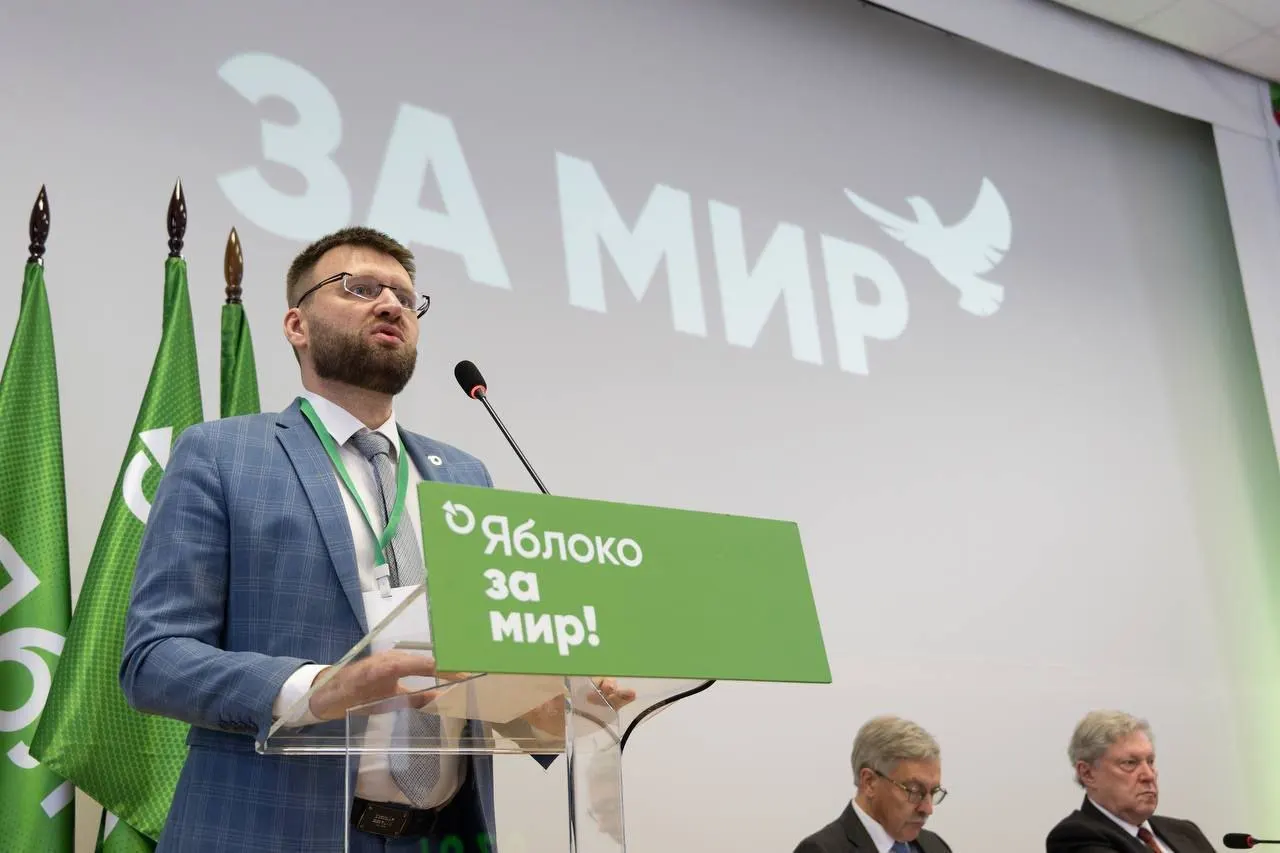 Ведомство указало на «факты ведения политической деятельности»: поздравление от главы партии, поездки в суд, возложение цветов, участие в видеоролике с бумажными самолётиками и фото в материале об обысках.
