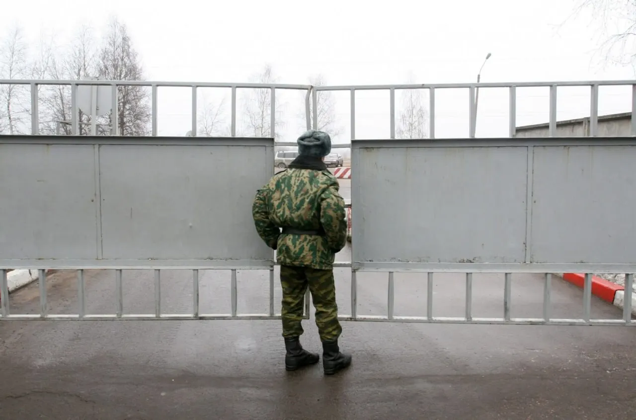 Депутат из Томска заявил, что ведомство всё чаще признаёт пропавших военнослужащих «самовольно покинувшими часть», что лишает их семей положенных выплат; по оценкам, таких случаев — десятки тысяч.