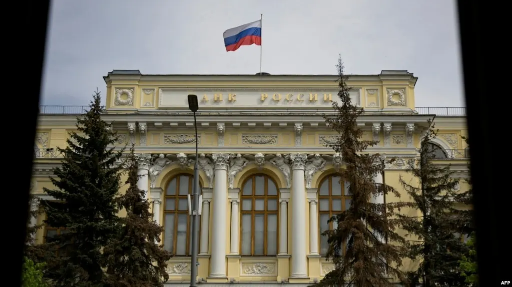 ЦБ расширил перечень криптовалют на биржах: биткойн, эфир и USDT доступны для торговли; не квалифицированные инвесторы ограничены годовым лимитом 300 тыс. ₽, квалифицированные — без ограничений; всем инвесторам предстоит пройти тестирование; закон о цифровых валютах вступит в силу в 2026 году.