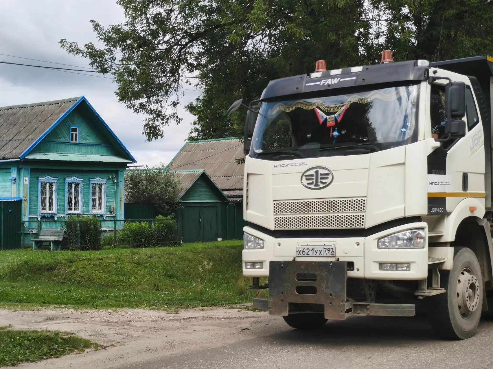 Жители деревень, через которые пройдет ВСМ, вынуждены сдавать жилье и сталкиваются с соседством поезда и многотонных грузовиков.
