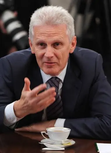 Бывший министр образования заявил о необходимости увеличить сложность заданий ЕГЭ, чтобы избежать массового получения максимальных баллов и яснее видеть настоящих лидеров. Также упоминается квота для участников СВО и их дочерей/сыновей.