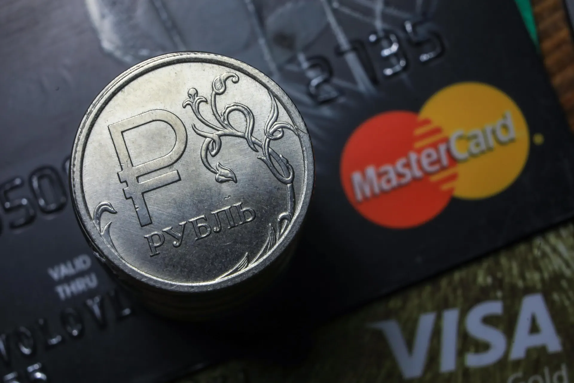 Пользователи сталкиваются с трудностями оплаты через карты Visa и Mastercard, а также через систему быстрых платежей (СБП).