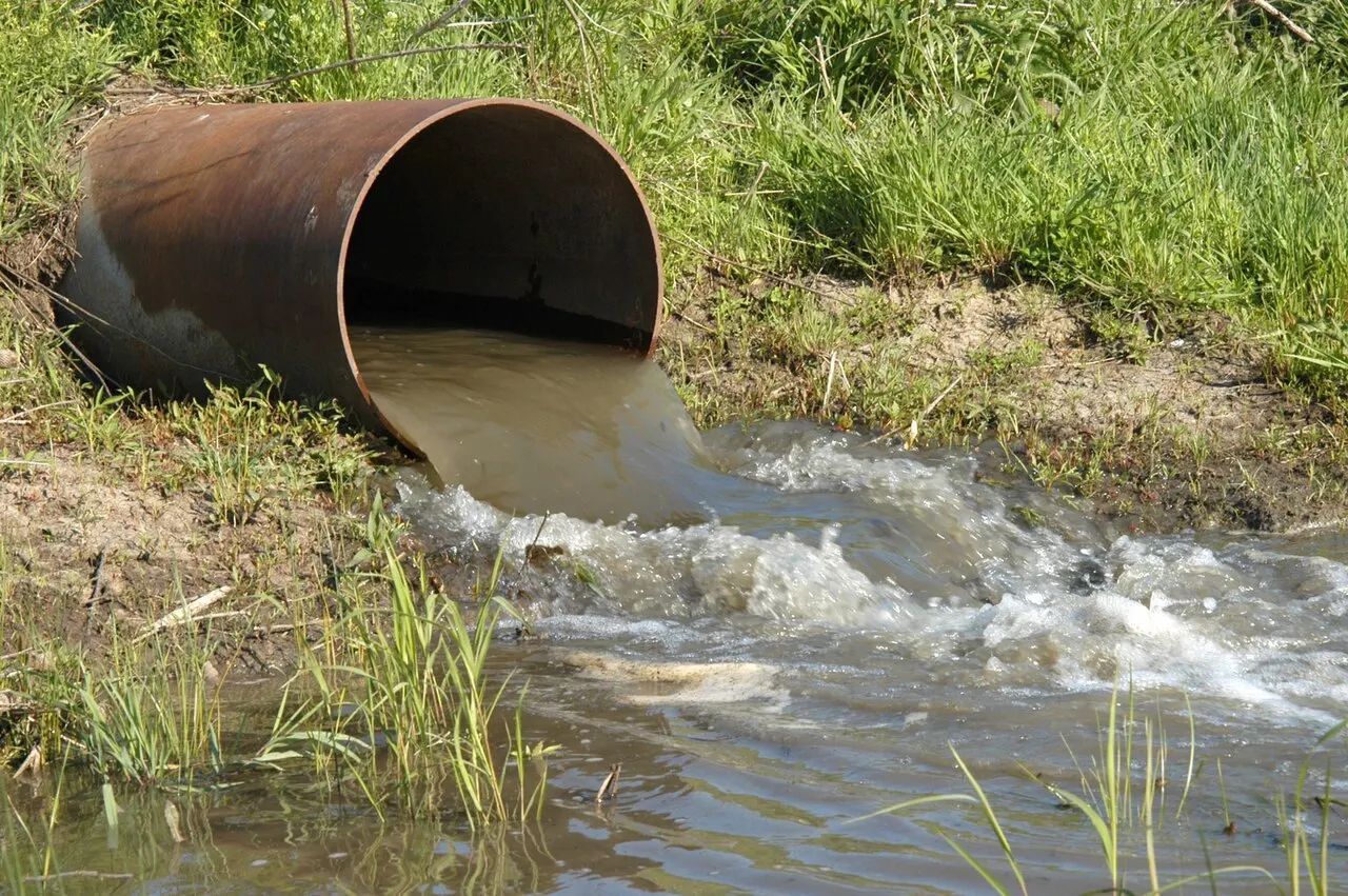 Инициатива предусматривает освобождение водоканалов от платы за вред окружающей среде при условии наличия собственных экологических программ; вопрос планируют обсудить в ближайшем созыве парламента. Разные ведомства высказываются по доработкам и соответствию действующему законодательству.