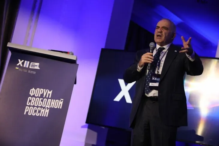 Заявление форума утверждает, что голосование — видимость конкуренции, и призывает к смене политического курса, отмечая оккупацию территорий и необходимость победы Украины.