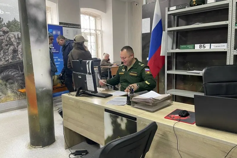 Официальные лица заявляют, что мобилизации не планируется. По данным властей, за первые шесть месяцев 2026 года заключено около 200 тысяч контрактов с Минобороны.