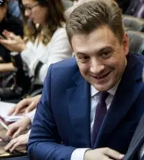 Коммунист Георгий Камнев потребовал от Минпромторга снизить стоимость автомобилей «АвтоВАЗа» внутри страны после обнаружения более низких цен за рубежом; в частности, LADA Vesta в Белоруссии дешевле примерно на 300 тысяч рублей, чем в России, и аналогично — Niva Legend 3D.