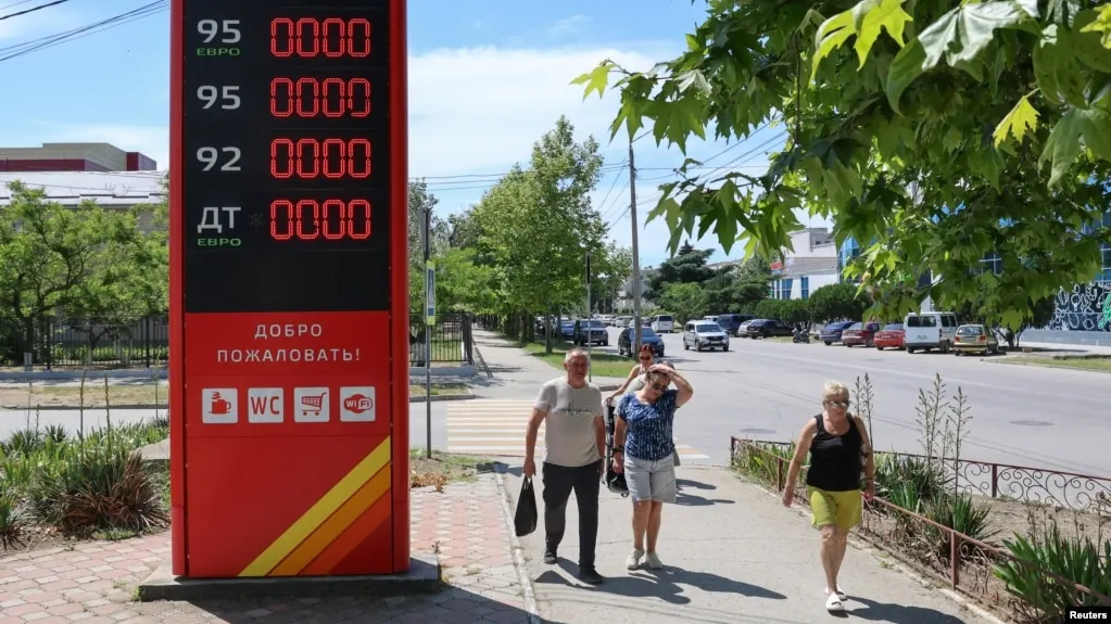 Бензин исчез на большинстве АЗС в Геленджике и близлежащих населённых пунктах; формируются очереди, власти сообщают о дефиците топлива в регионе.