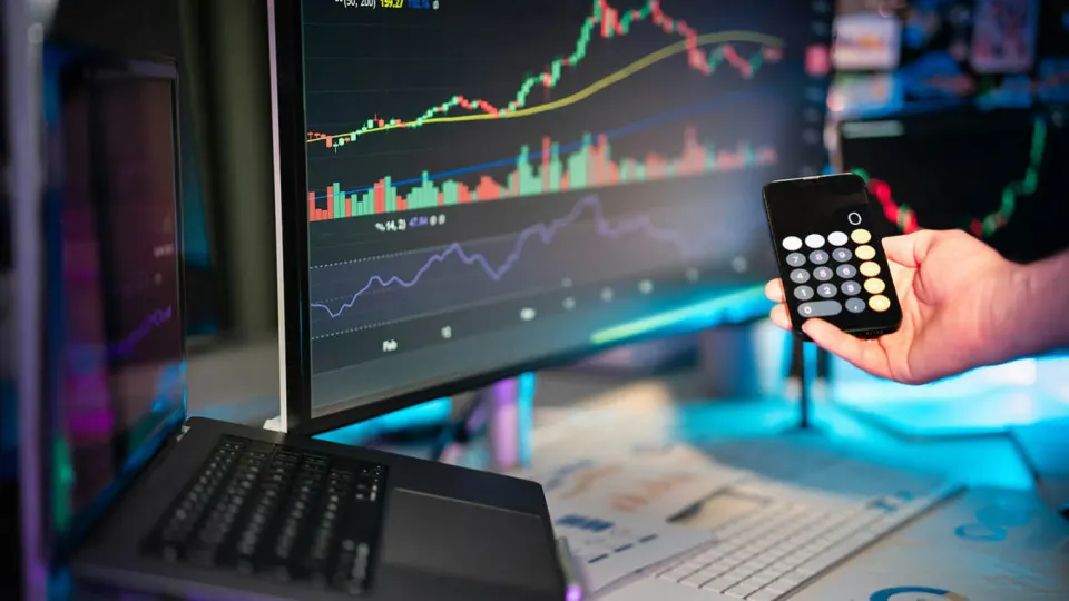 Эксперты обсуждают риск заморозки средств в USDT и влияние таких механизмов на расчётные сервисы и российский финансовый рынок в условиях санкций.