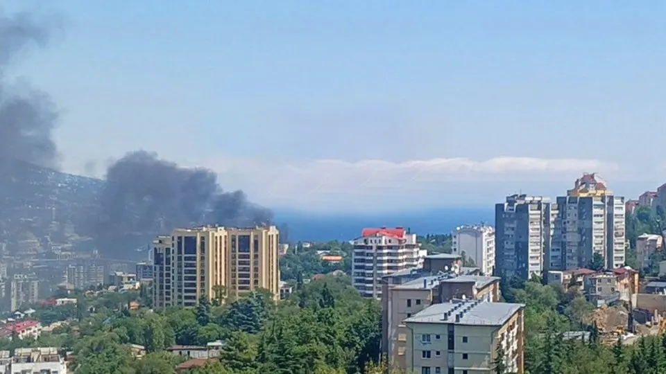Украинские беспилотники атаковали ялтинское побережье; власти эвакуировали жителей из набережной и пляжей, локальные источники сообщали о пожаре и прибытии сил.