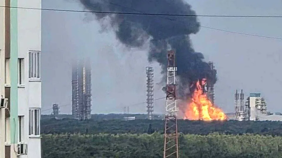 После атаки беспилотников крупный нефтехимический комплекс в Тюменской области остановил производство; на предприятии в Тобольске зафиксированы простои, пожар и временные ограничения продаж пропан-бутана.