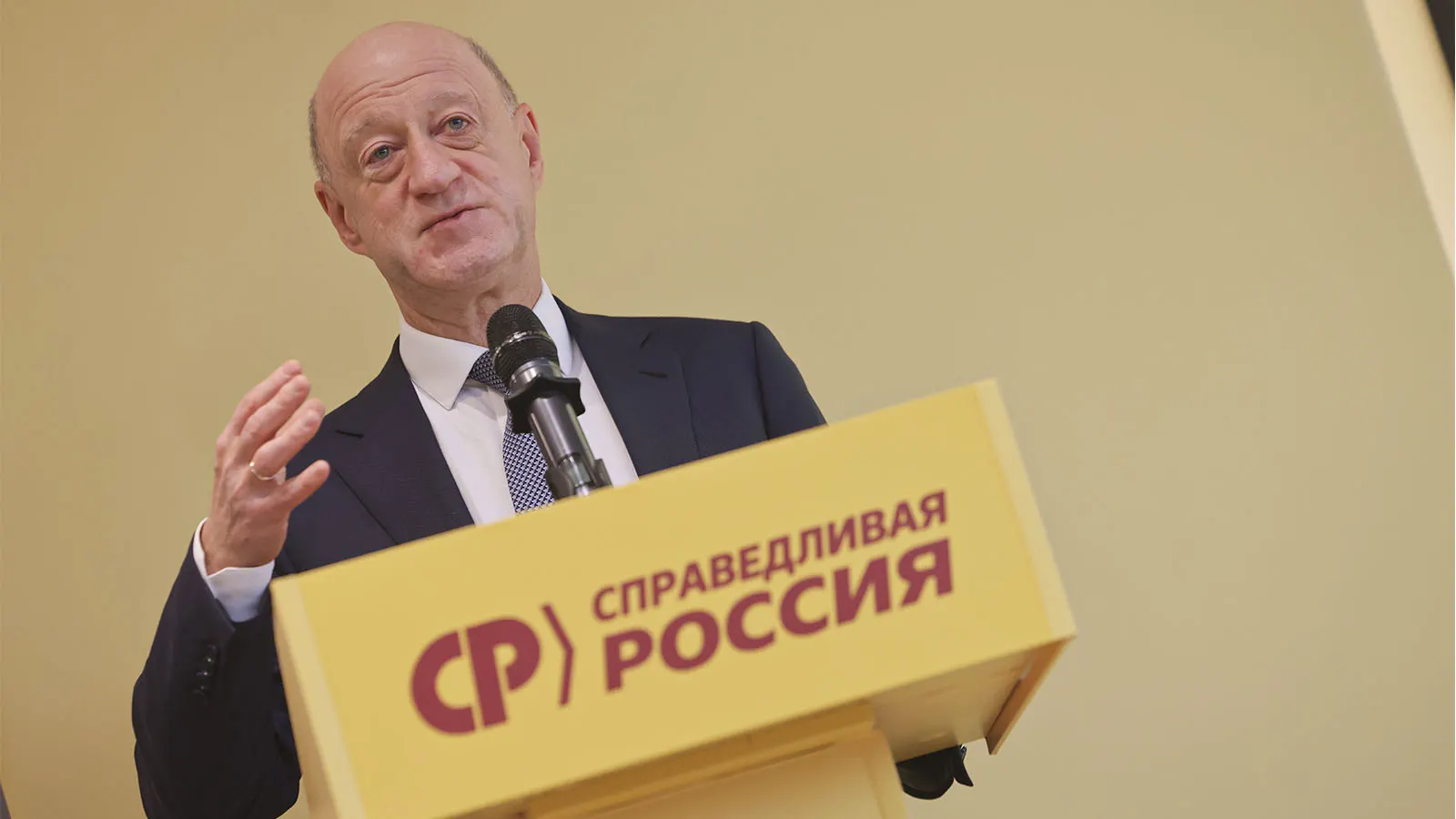 Лидер партии Миронов может передать полномочия Бабакову; обсуждается формирование новой фракции в Госдуме; внутри коллектива растет тревога из‑за состояния лидера.