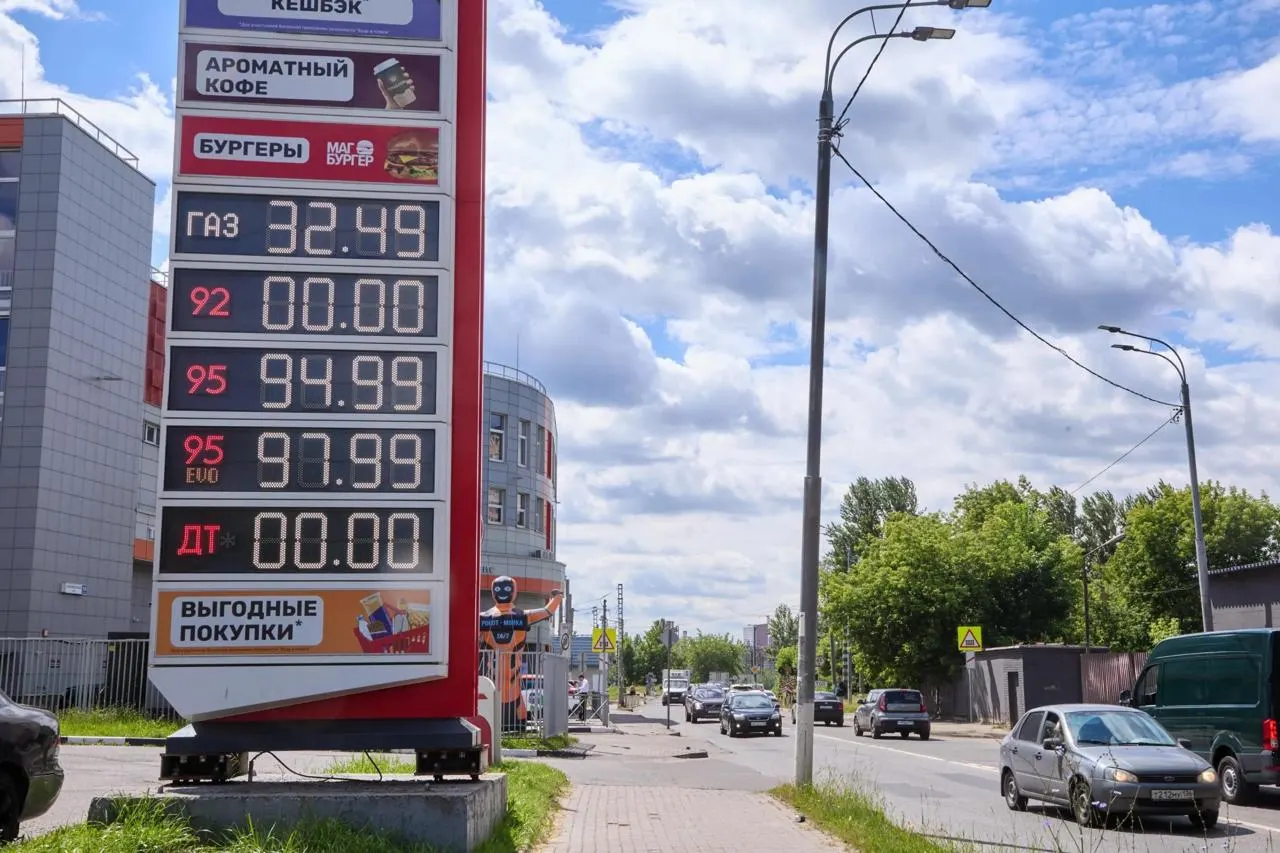 С начала топливного кризиса антимонопольная служба зафиксировала волну претензий к продавцам топлива по всей стране; региональные данные показывают значительное подорожание.
