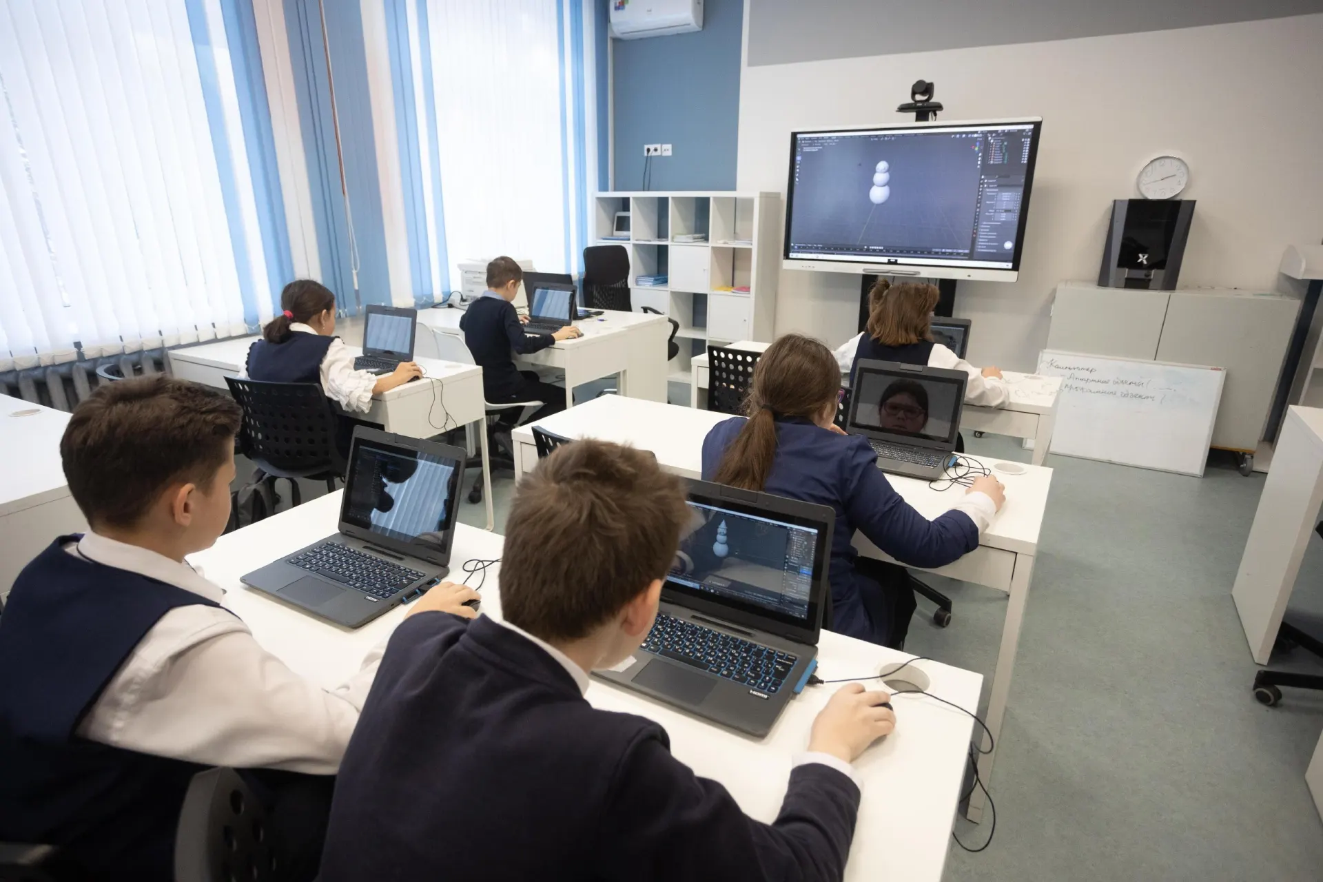 Рассматриваются способы внедрения искусственного интеллекта в образовательный процесс; опубликованы методические рекомендации.